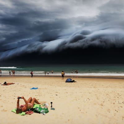 Bondi Beach Australian Sydneyssä. Tummat pilvet muistuttavat pelottavalla tavalla tsunamia.