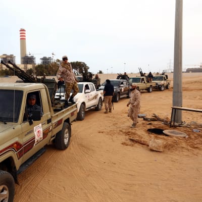 Milismän från grannstaden Misrata har trängt in i Sirte som har kontrollerats av jihadister från IS sedan ifjol