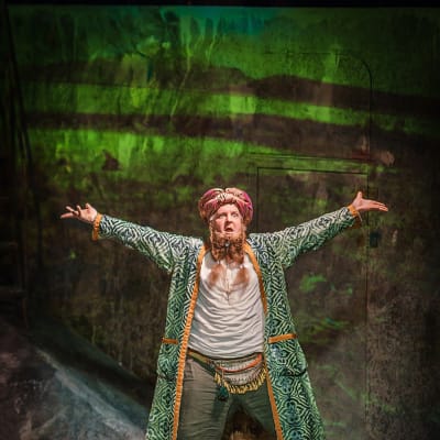 Santtu Karvonen som Peer Gynt på Ryhmäteatteri.