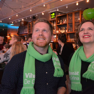 Jukka Vornanen ja Elina Rantanen Vihreidein vaalivalvojaisissa Turussa.