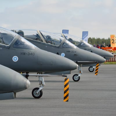 Hawk -hävittäjiä Seinäjoen lentokentällä Airshown maanäyttelyssä.