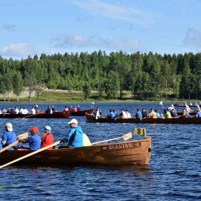 Sulkavan Suursoutujen retkisarjan kirkkoveneiden lähtö vuonna 2017.