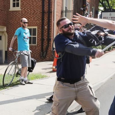 Vit makt-demonstranter och motdemonstranter i Charlottesville, Virginia.
