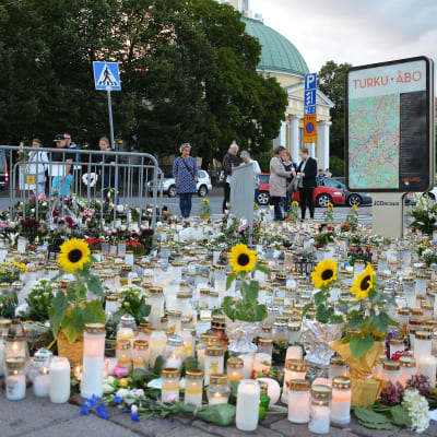 Kynttilä- ja kukkameri muistuttaa Turun puukotuksen uhreista.