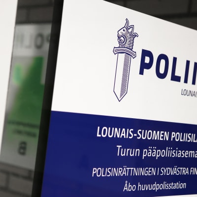 Kyltti Lounais-Suomen poliisiaseman ovessa.