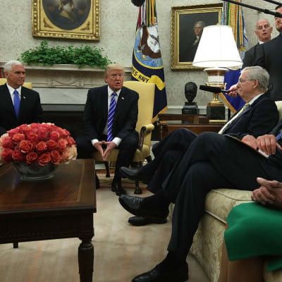 Demokraterna Nancy Pelosi och Chuck Schumer (till höger) träffade Donlad Trump i Vita huset tillsammans med vicepresident Mike Pence och  senatens republikanske ledare Mitch McConnell.