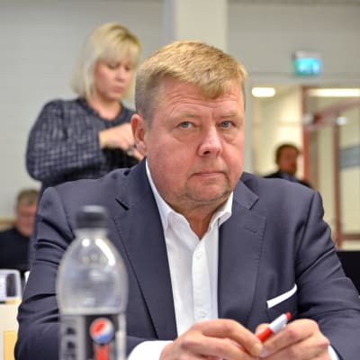 Pekka Perä oikeussalissa
