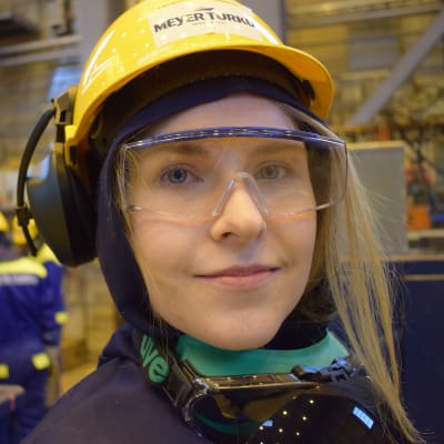 Laivalevyseppähitsaajaopiskelija Heidi Pirinen.