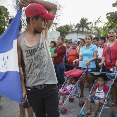 Drygt tusen centralamerikanska demonstranter har tågat genom Mexiko mot den amerikanska gränsen för att protestera mot Trumps invandrarpolitik. Det kan ha motiverat Trump att kalla in nationalgardet