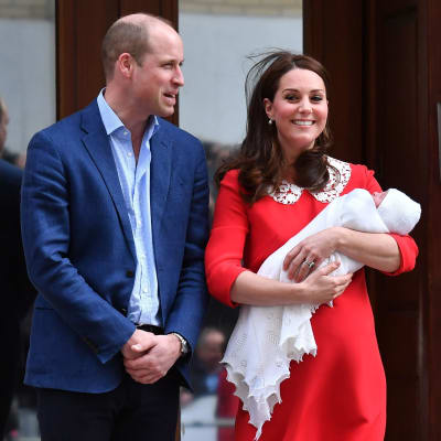 Prins William och hertiginnan Kate med sin nyfödda son Louis Arthur Charles.