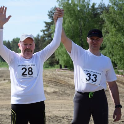 Sami Ylämurto ja Jukka Stol Military run -juoksutapahtuman lähtöviivalla.
