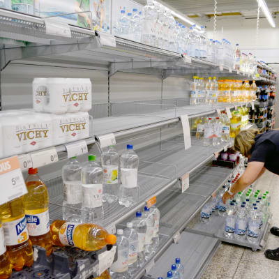 K-supermarketissa Orimattilassa osa juomahyllyistä ammotti tyhjyyttä.