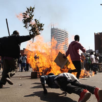 Tre demonstranter sköts ihjäl då polisen öppnad eld mot oppositionsanhängare i huvudstaden Harare