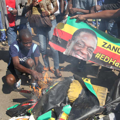 Demonstranterna brände bilder av Zanus ledare, president Emmerson Mnangagwa