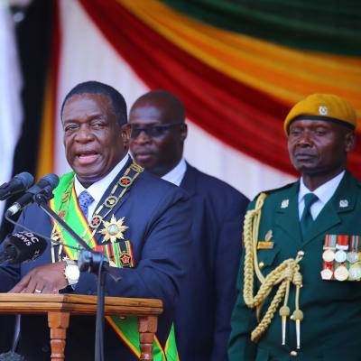 President Emmerson Mnangagwa svors in som president två dagar efter att författningsdomstolen beslöt att presidentvalet inte var ett fuskval
