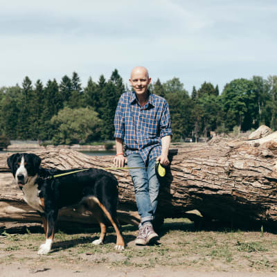 Marcus Groth med sin hund schweiziska vallhund, Rebecca