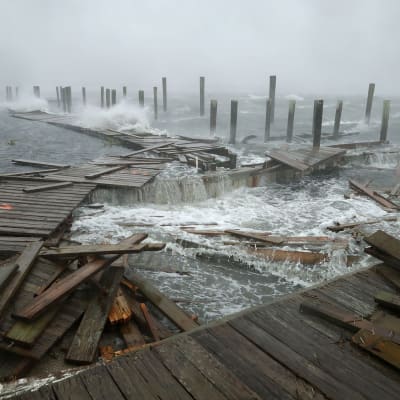 Pir förstörd av vattenmassor i samband med orkanen Florence.