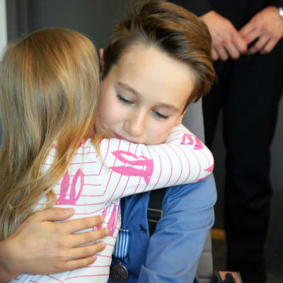 Livräddaren Matias Latvala får en kram av flickan han räddade.