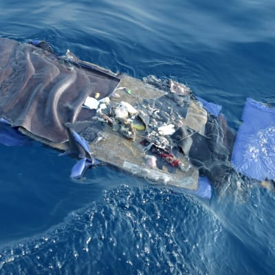 Bråte från det kraschade passagerarplanet, Lion Airs flight JT610, på havsytan utanför Javas nordvästra kust. 