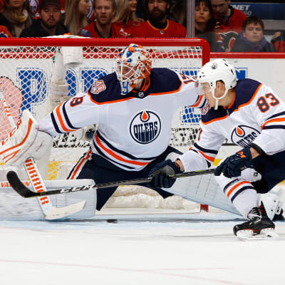 Mikko Koskinen torjuu Edmontonin maalilla 2018