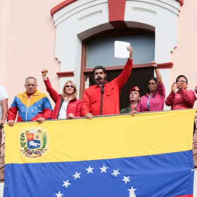 Venezuelas sittande president Nicolás Maduro höll ett tal från presidentpalatsets balkong till anhängare i Caracas. 