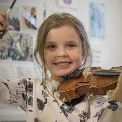 5-vuotias tyttö viulun kanssa.