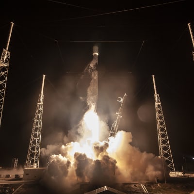 Falcon 9-raket lyfter från Cape Canaveral.