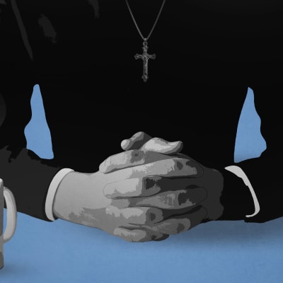 Piirroskuvassa on pappi (rajattu ilman kasvoja) kädet ristissä, hänen edessään on höyryävä kahvikuppi.