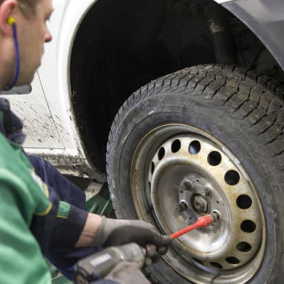 Iisalmen Euromasterin rengasasentaja Niko Jokinen vaihtaa talvirengasta pakettiautoon.
