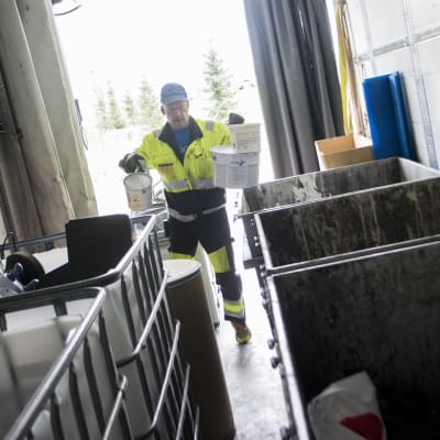 Kuljetus Airaksisen kuljettaja Jari Mikkonen lajittelee vaarallista jätettä auton perässä. Jätekukko on laajentanut vaarallisen jätteen keräystään kuopiolaisilla asuinalueilla.