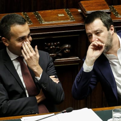 Viiden tähden liikkeen johtaja Luigi Di Maio (vas.) ja Lega puolueen johtaja Matteo Salvini yrittävät päästä sopuun hallitusyhteistyötä hiertävistä erimielisyyksistä. Arkistokuva.