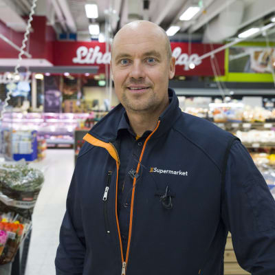 Siilinjärveläisen K-Supermarket Herkkupadan kauppias Jyrki Huttunen.