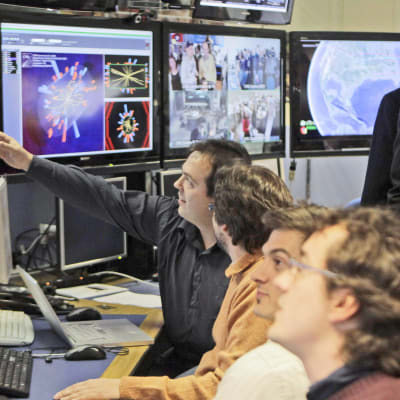 Cernin tutkijat analysoivat hiukkastörmäyksen tuloksia