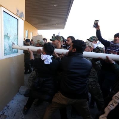Ingen på den amerikanska ambassaden har ännu skadats under protesterna trots att en del demonstranter försökte storma beskickningen