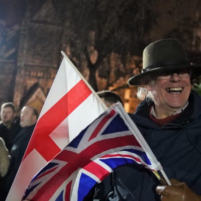 Brexit juhlioita, mies ja lippu
