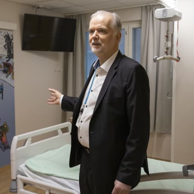 Kuopion yliopistollisen sairaalan hankejohtaja Juhani Kouri esittelee uuden sairaalahuoneen sisustusta.