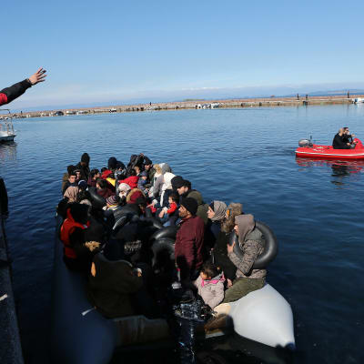 Lokalinvånare på Lesbos försöker hindra en båt med migranter att ta i land.