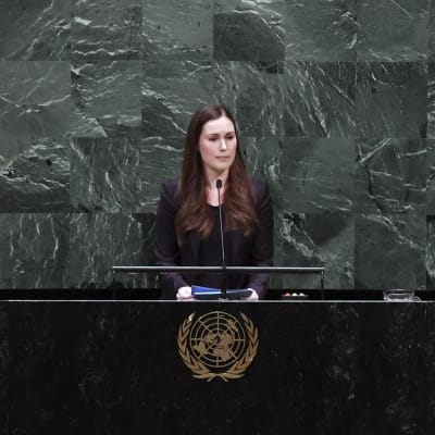 Sanna Marin står i talarbåset i FN:s generalförsamling. 
