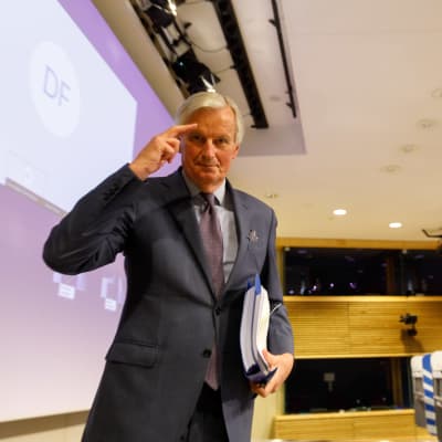 EU:n pääneuvottelija Michel Barnier tervehti perjantaina Britannian pääministeriä Boris Johnsonia. Molemmat ovat sairastaneet koronaviruksen.