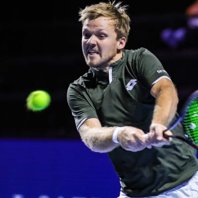 Kevin Krawietz slår en tennisboll.