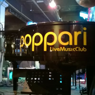 Musiikkiravintola Popparin esiintymislavalla flyygeli.