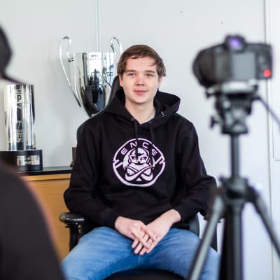 Elias "Jamppi" Olkkonen ENCE-paidassa.
