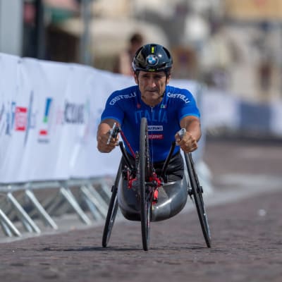 Alex Zanardi ajaa pyörää.