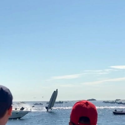 En båt flängs i luften till följd av en kollision i Hangö.