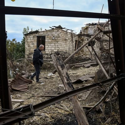Ashot Aghajanian promenerade på gården till sitt förstörda hus i Stepanakert på söndag morgon. Enligt honom hade det förstörts i azeriskt bombardemang under natten mot söndagen. 