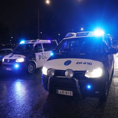 Poliisiautoja pimeällä Mannerheimintiellä