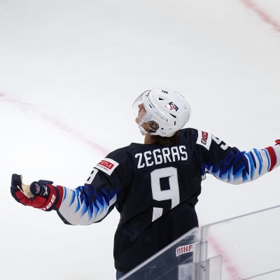 Yhdysvaltain alle 20-vuotiaiden jääkiekkomaajoukkueen Trevor Zegras tuulettaa.