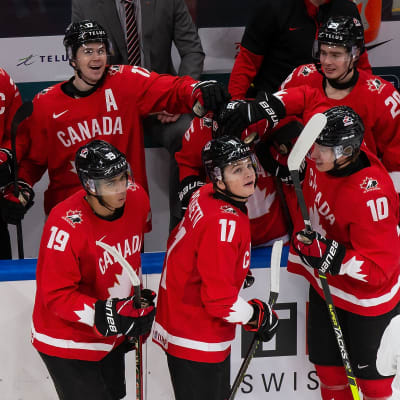 Kanadan pelaajat onnittelevat vaihtoaitiossa seisovaa Alex Newhookia maalista, joka tarkistettiin videolta.