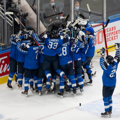 Suomi juhli villisti MM-pronssia nuorten arvokisoissa Edmontonissa.