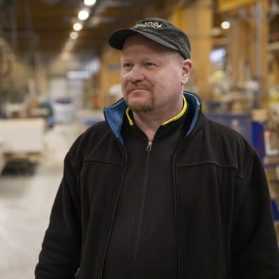 Omatalon pääluottamusmies Pasi Kainulainen seisoo Omatalon tehtaalla.